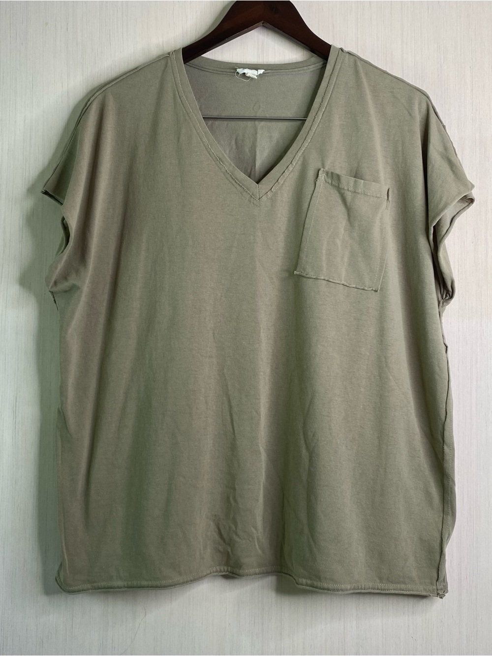 POL Women’s Relaxed V-Neck Raw Edge Hem Cap Sleeve Pocket Tee Oversized Small